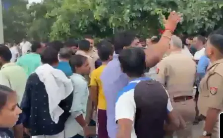 Greater Noida News : गैराज में कार वॉश कर रहे 25 वर्षीय युवक की करंट लगने से मौत, शव को सड़क पर रखकर  परिजनों ने किया हंगामा