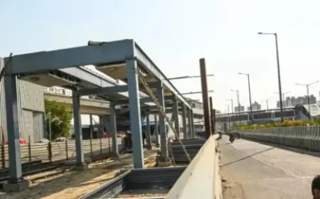 Noida News :  सेक्टर 52 मेट्रो स्टेशन के स्काईवॉक का 7 डेडलाइन के बाद भी काम नहीं हुआ पूरा