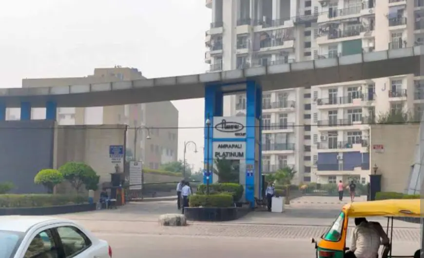 Noida News : सोसाइटी में लापरवाही से हो रहे मरम्मत कार्य के चलते 25वीं मंजिल से बच्ची के सिर पर गिरा पत्थर, हालत गंभीर