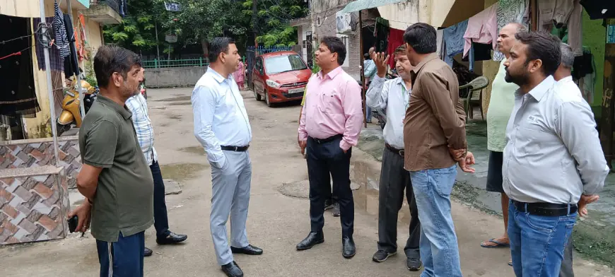 Noida News : जनता फ्लैट की छत गिरी, प्राधिकरण के अधिकारियों ने किया मौका मुआयना