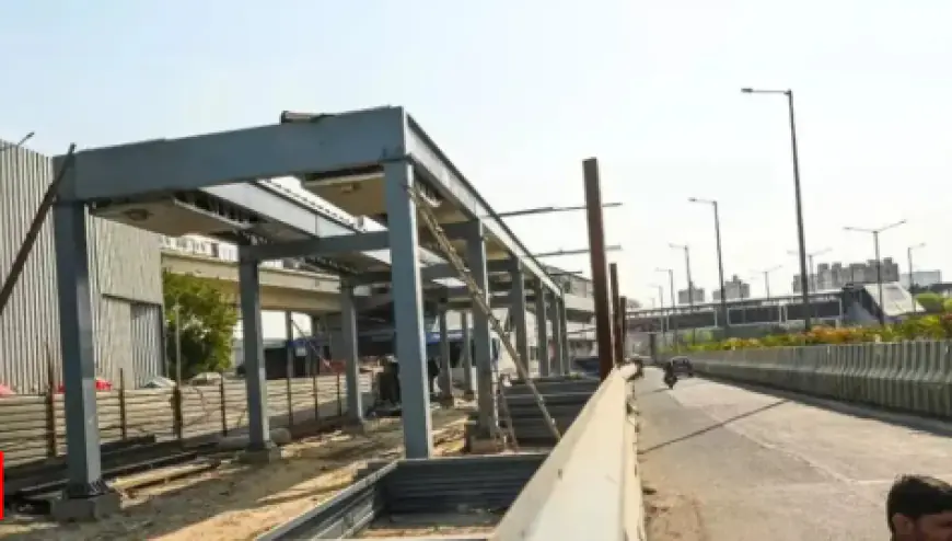 Noida News : सेक्टर 52 मेट्रो स्टेशन के स्काईवॉक का 7 डेडलाइन के बाद भी काम नहीं हुआ पूरा