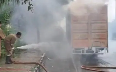 Greater Noida News : बिजली की तार छुने से चलते हुए ट्रक में फैला करंट, आग लगने से चालक और  सहायक झुलसे,हेल्पर की मौत