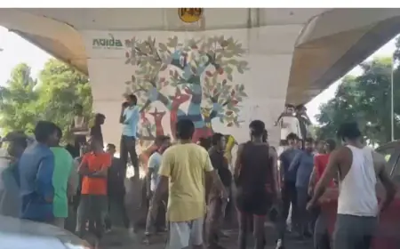 Noida News : कंस्ट्रक्शन साइट पर काम करने वाले मजदूर की संदिग्ध परिस्थितियों में मौत, साथियों ने लगाया जाम