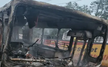 Greater Noida News :  निजी कंपनी की बस में लगी आग, जलकर हुई खाक
