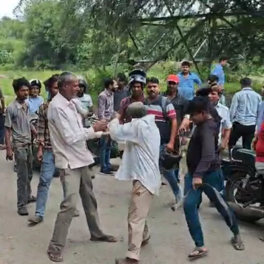 Noida News : पांच वर्षीय बच्ची के साथ अश्लील हरकत कर रहे अधेड़ को राहगीरों ने जमकर पीटा, गिरफ्तार