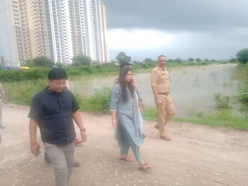 Noida News : गौतम बुद्ध नगर में बाढ़ के हालात, जिलाधिकारी ने प्रभावित क्षेत्र का किया दौरा