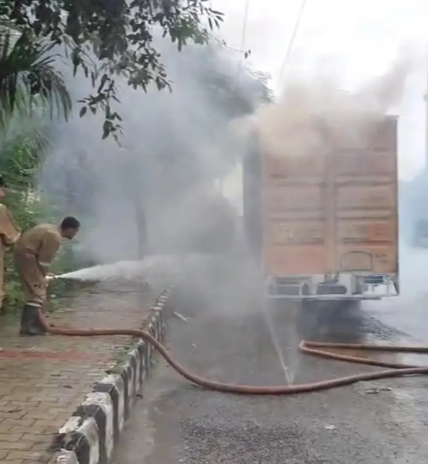 Greater Noida News : बिजली की तार छुने से चलते हुए ट्रक में फैला करंट, आग लगने से चालक और  सहायक झुलसे,हेल्पर की मौत