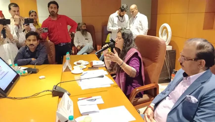 Noida News : यूपी इंटरनेशनल ट्रेड शो के माध्यम से उद्योगों को स्कूल और कॉलेजों से जोड़ने का प्रयास: डीएम