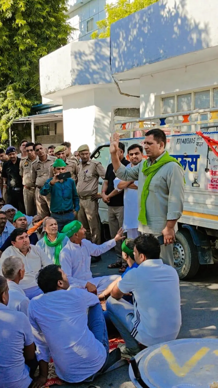 Noida News : किसानों ने नोएडा प्राधिकरण का दफ्तर घेरा, मुकदमा वापस लेने का आश्वासन