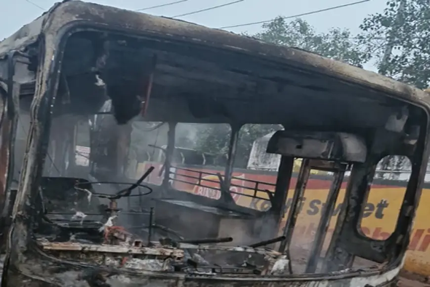 Greater Noida News :  निजी कंपनी की बस में लगी आग, जलकर हुई खाक