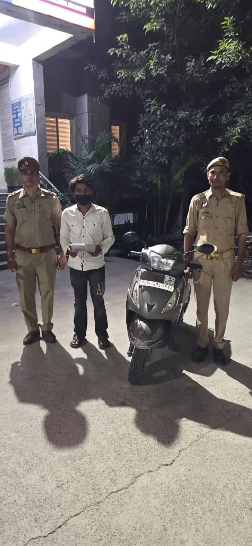 Noida News : ग्राइंडर एप पर दोस्ती कर लूटपाट करने वाला एक बदमाश गिरफ्तार