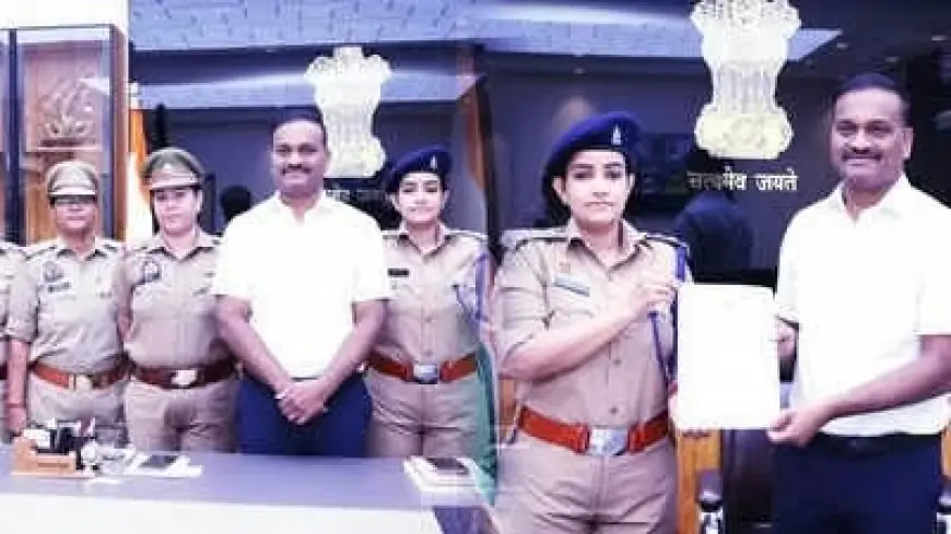 Ghaziabad News : टीम दुर्गा को पुलिस आयुक्त ने 25 हजार रुपए का इनाम देकर किया सम्मानित,  नवरात्र के पहले दिन महिला पुलिसकर्मियों ने कुख्यात बदमाश को मुठभेड़ के दौरान किया था गिरफ्तार