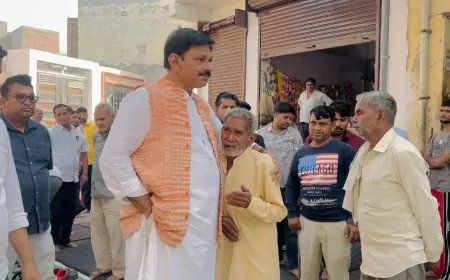 Jewar News : दलित छात्र हत्याकांड: मुख्यमंत्री द्वारा दी गई सहायता राशि का चेक विधायक ने परिजनों को सौपा