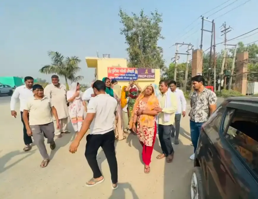 Greater Noida News : दोहरे हत्याकांड मे शामिल बदमाशों की गिरफ्तारी नही होने पर परिजनों मे आक्रोश, पुलिस आयुक्त कार्यालय का किया घेराव