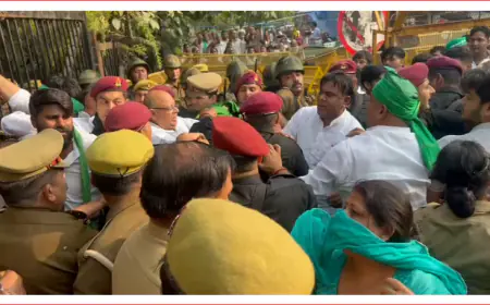 Noida News  :नोएडा में किसानों ने गेट तोड़कर प्राधिकरण दफ्तर में घुसने का किया प्रयास, पुलिस से झड़प