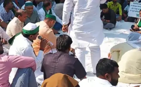 Noida News : विभिन्न मांगों को लेकर ऑटो यूनियन और किसान यूनियन लोक शक्ति ने एआरटीओ ऑफिस पर किया प्रदर्शन