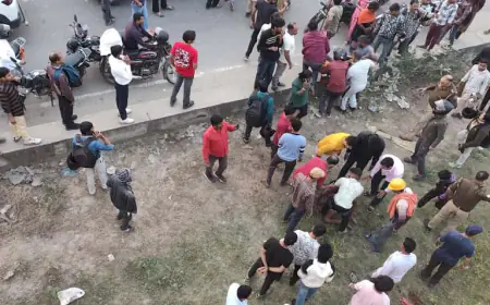 Noida News : काली मां की मूर्ति विसर्जित करके घर लौट रहे लोगों से भरा अनियंत्रित पिकअप वैन पुल से नीचे गिरा, 18 घायल, 2 की मौत