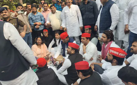 Noida News : मुलायम सिंह यादव के प्रति छपे लेख से आक्रोशित सपा कार्यकर्ताओं ने इंडिया टुडे कि ऑफिस में पहुंचकर किया विरोध प्रदर्शन