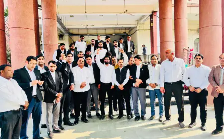 Noida News : कोर्ट परिसर में अधिवक्ताओं का धरना जारी, कल सुबह फूंकेंगे कार्यकारिणी का पुतला