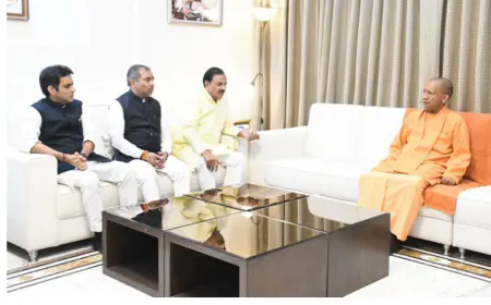 Noida News : सांसद के घर पहुंचकर  मुख्यमंत्री ने शोक संतप्त परिवार को दी शांत्वना