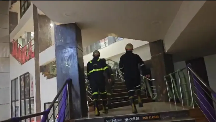 Noida News : शॉप्रिक्स मॉल में लगी आग, दमकल की चार गाड़ियों में पाया काबू