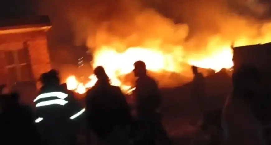 Noida News : कूड़े के ढेर में लगी आग,  तीन झुग्गियां जलकर हुई खाक