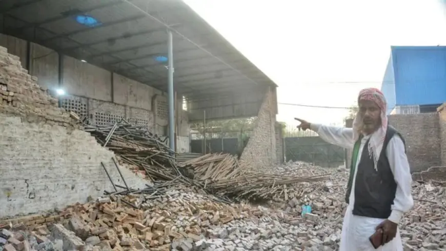 Ghaziabad News : वेयरहाउस की दीवार गिरी, चार महिलाएं मलबे में दबी, दो की मौत