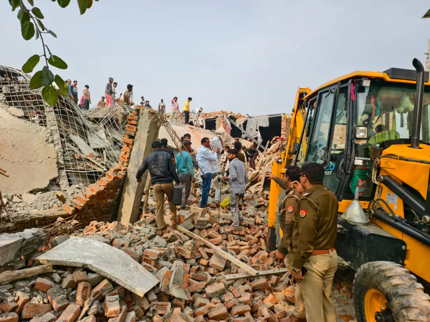 Greater Noida News : निर्माणाधीन मकान की छत शटरिंग खोलते समय गिरी, मालवे में दबे 8 मजदूर, कुछ की मरने की सूचना