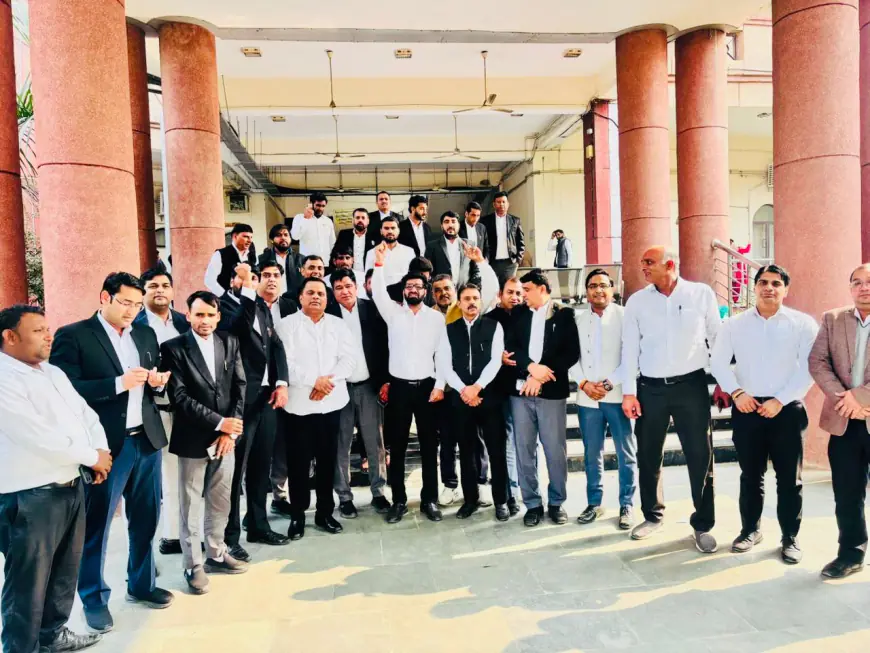 Noida News : कोर्ट परिसर में अधिवक्ताओं का धरना जारी, कल सुबह फूंकेंगे कार्यकारिणी का पुतला