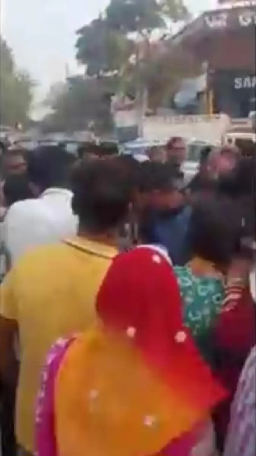 Ghaziabad News : सड़क हादसे में दो युवकों की मौत, एक घायल, गुस्साई भीड़ ने सड़क किया जाम