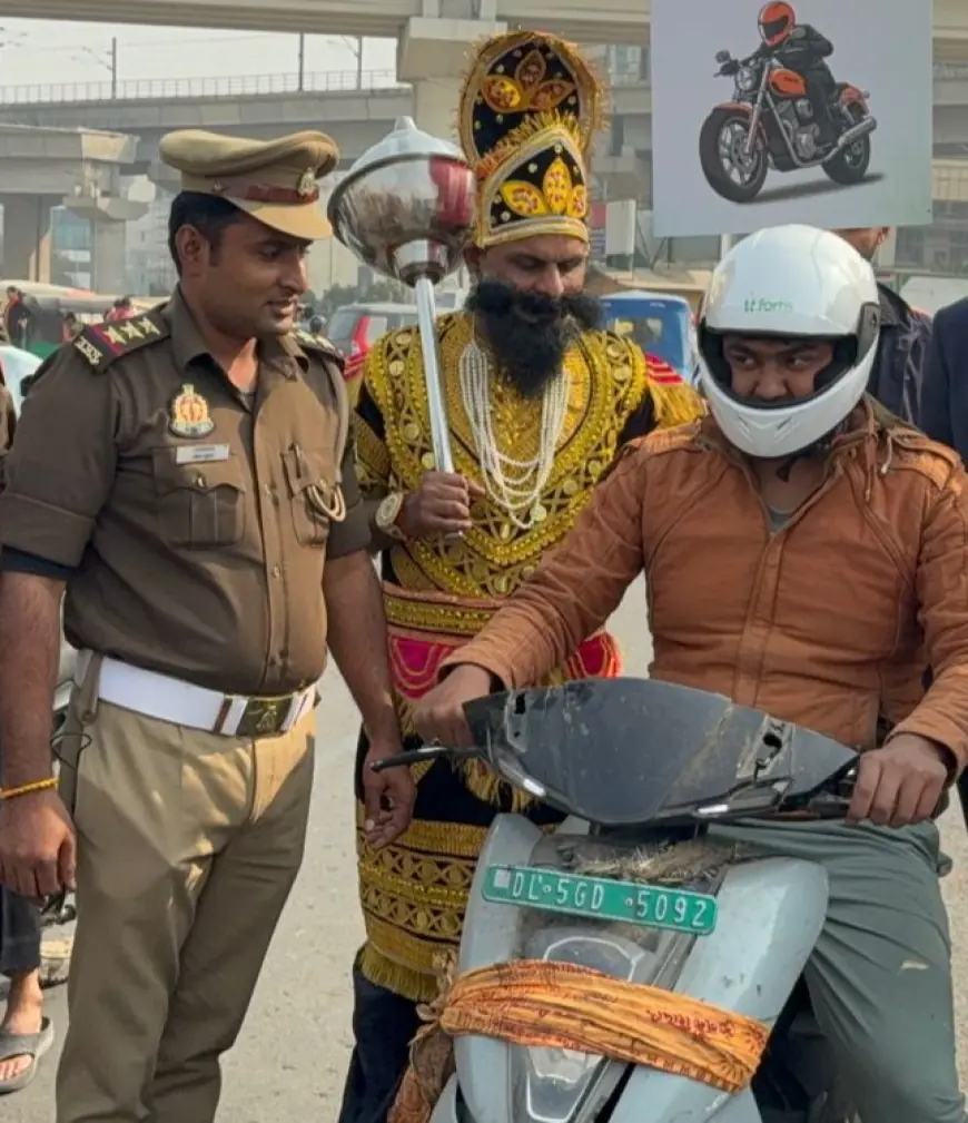 Noida News : यमराज ने लोगों को दिया संदेश, "सेफ्टी नेवर गोज आउट ऑफ स्टाइल" बाटें हेलमेट