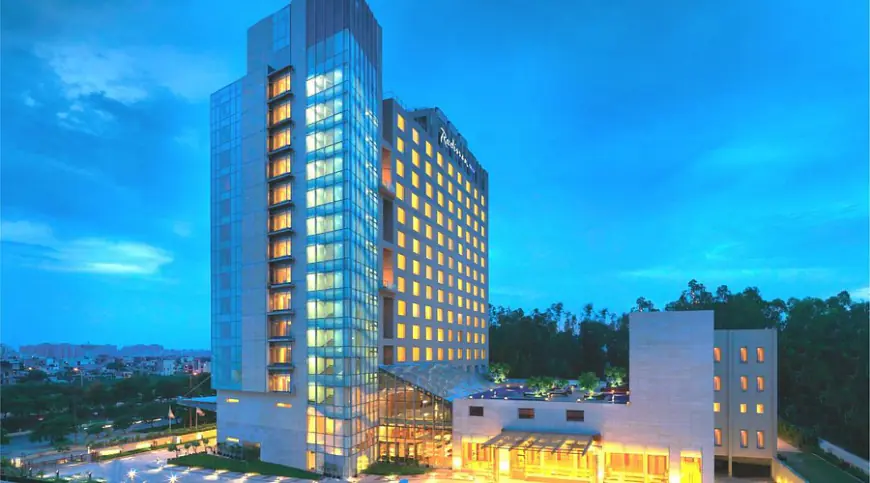 Greater Noida News : बिना अधिकार की बेची रेडिसन ब्लू होटल की मेंबरशिप, 40 लाख की ठगी, 3 के खिलाफ मुकदमा दर्ज