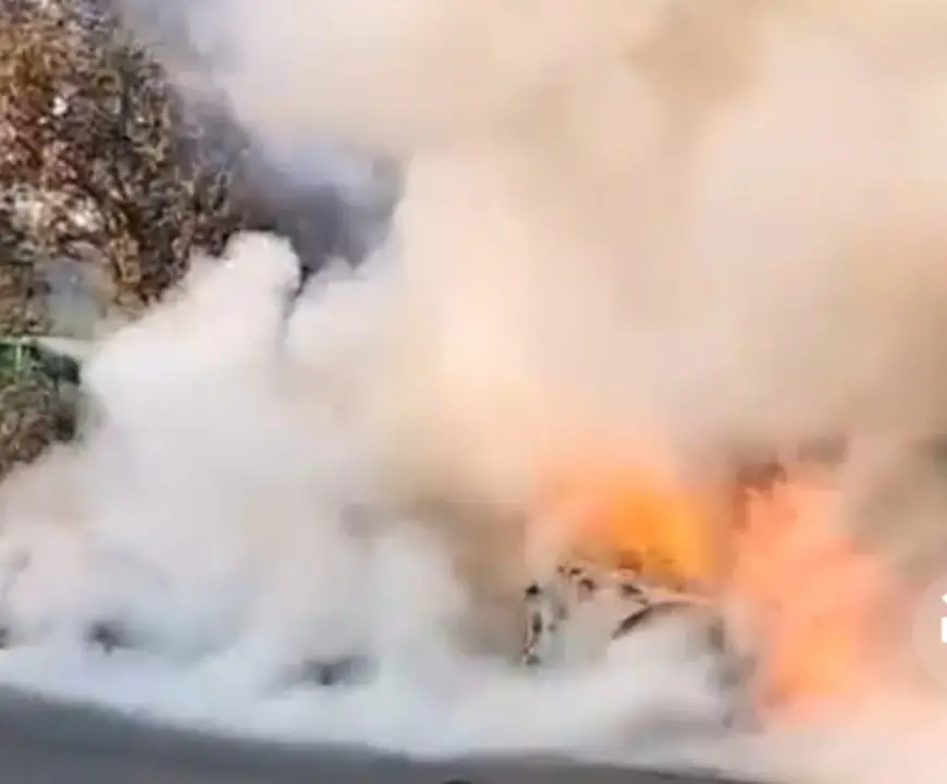 Noida News : चलती हुई बीएमडब्ल्यू कार में लगी आग