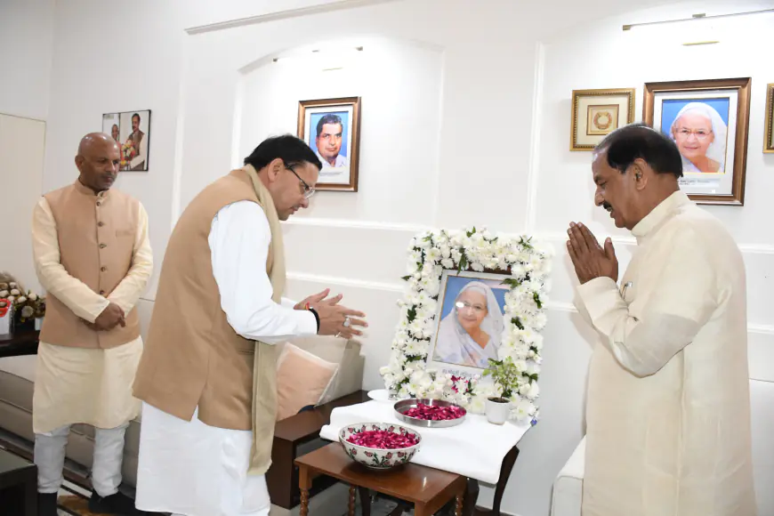 Noida News : उत्तराखंड के मुख्यमंत्री ने सांसद महेश शर्मा के घर पहुंच कर उनकी दिवंगत मां को पुष्प अर्पित किया