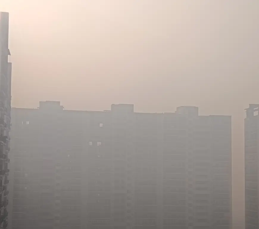 Noida News : सांसों पर आफतः गैस चैंबर बना एनसीआर, सभी प्रमुख शहर डार्क रेड जोन में, ग्रैप -4 लागू