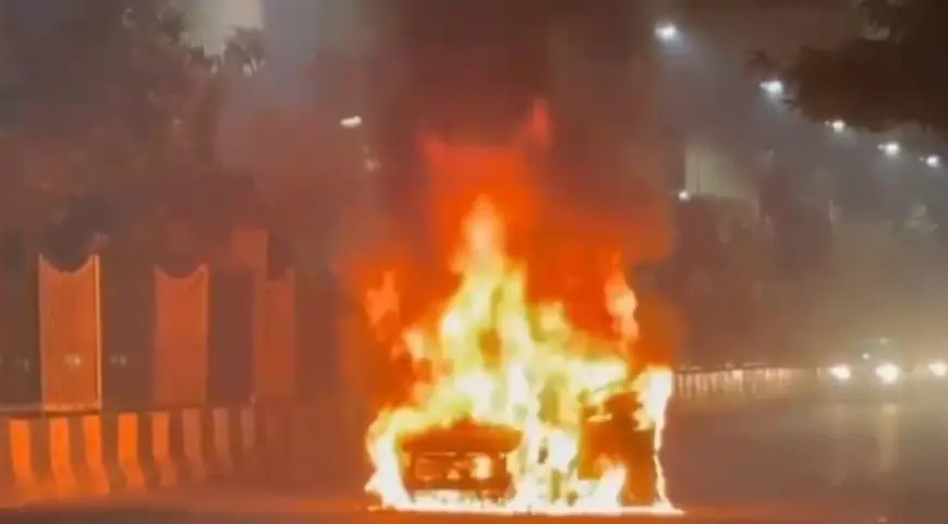 Noida News : चलती कार में लगी आग