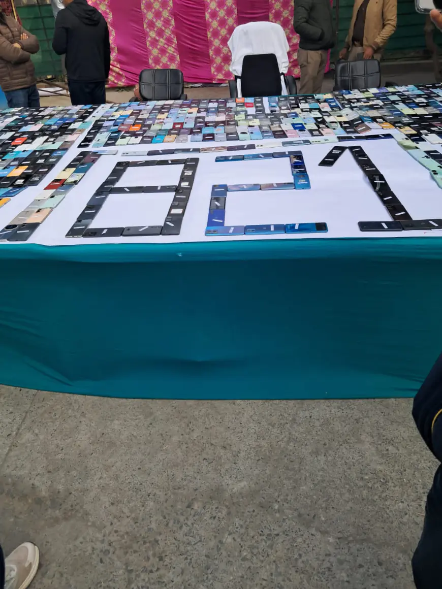 Noida News : साप्ताहिक बाजारों से मोबाइल फोन चोरी करने वाले 8 गिरफ्तार, 12 करोड़ से ज्यादा कीमत के 821 फोन बरामद