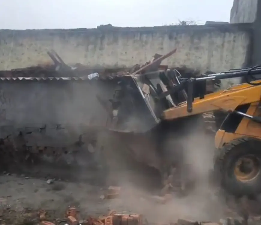 Greater Noida News : हिंडन नदी के डूब क्षेत्र में चल रहे अवैध निर्माण को ग्रेटर नोएडा प्राधिकरण ने किया ध्वस्त