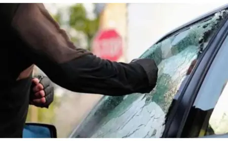 Greater Noida News : कार का शीशा तोड़कर लैपटॉप, नगदी और जेवरात चोरी