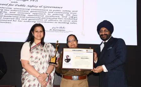 Noida News : नोएडा में पुलिस कमिश्नर लक्ष्मी सिंह को एमिटी एक्सलेंस अवार्ड से किया सम्मानित