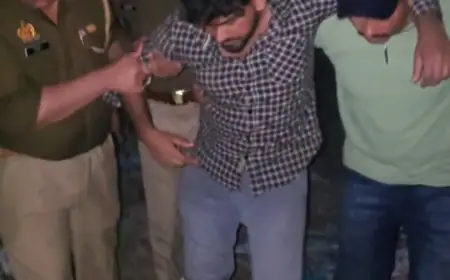 Noida News : पत्नी- बच्चों के सामने दिनदहाड़े हुई कारोबारी की हत्या के मामले में तीन बदमाश गिरफ्तार, एक के पैर में लगी गोली