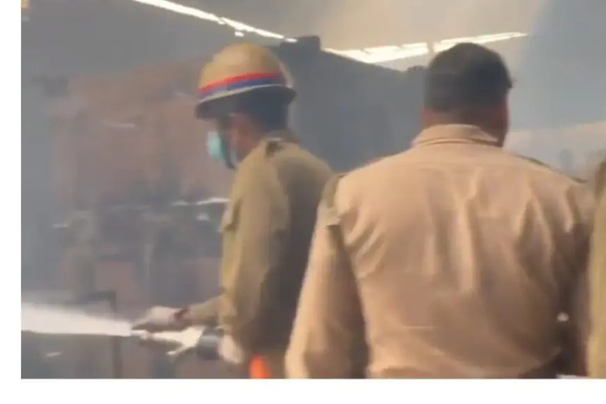 Ghaziabad News : केमिकल फैक्ट्री समेत दो कंपनियों में लगी भीषण आग