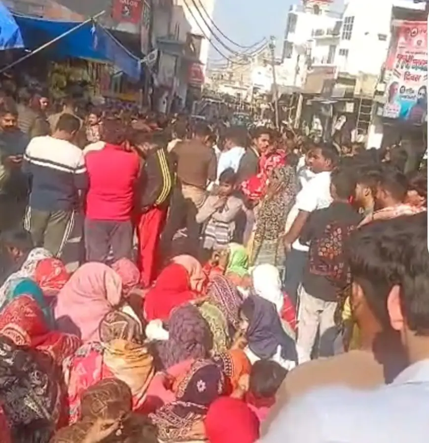 Greater Noida News : ट्रैक्टर की चपेट में आकर युवक की मौत, परिजनों ने जमकर किया हंगामा