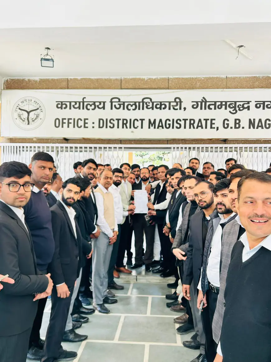 Noida News : रामपुर में अधिवक्ता की हत्या के विरोध में प्रदर्शन कर सीएम को भेजा ज्ञापन