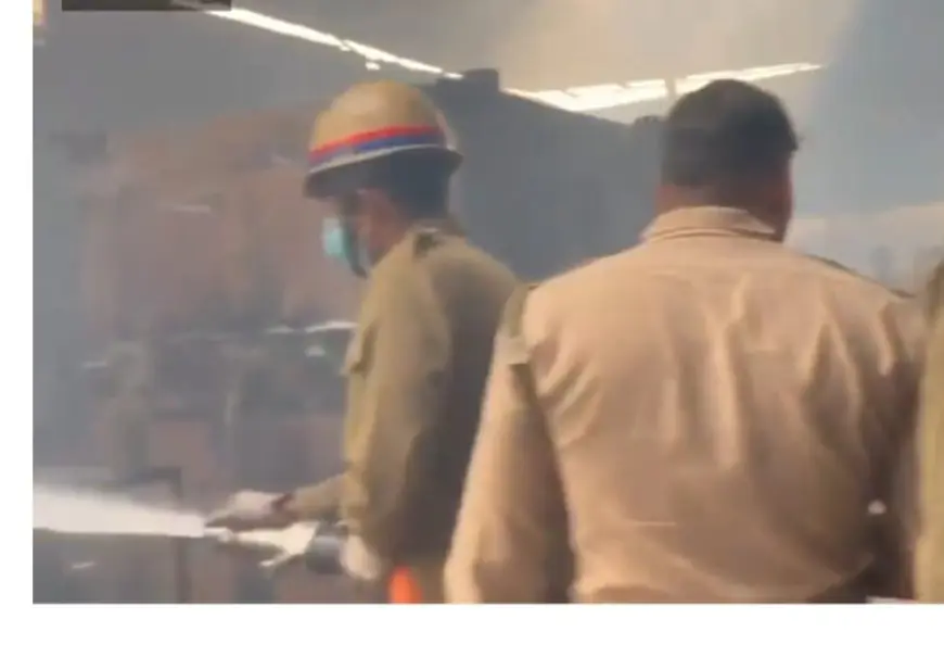 Ghaziabad News : केमिकल फैक्ट्री समेत दो कंपनियों में लगी भीषण आग