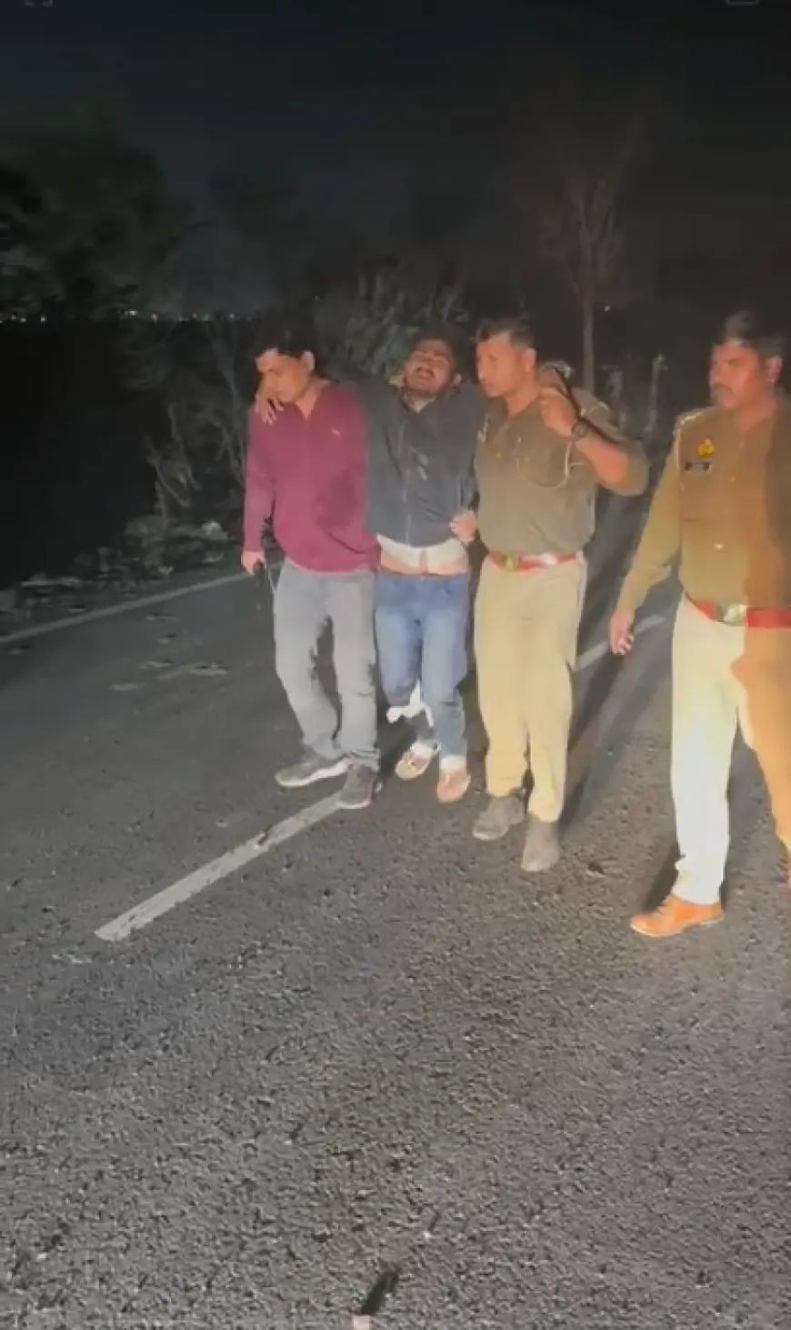 Greater Noida News : मुठभेड़ के दौरान दो शातिर गोकश गिरफ्तार, एक के पैर में लगी गोली