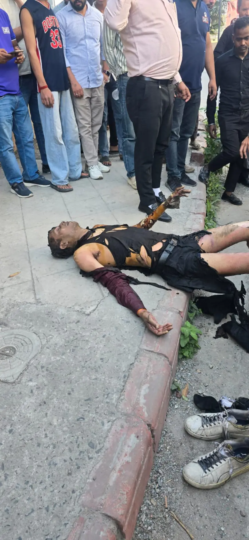 Noida News : बिजली के ट्रांसफर में ब्लास्ट, दो लोग गंभीर रूप से झूलसे