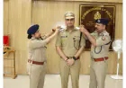 Noida News : पुलिस आयुक्त ने स्वतंत्र कुमार सिंह के कंधे पर लगाया अशोक चिन्ह