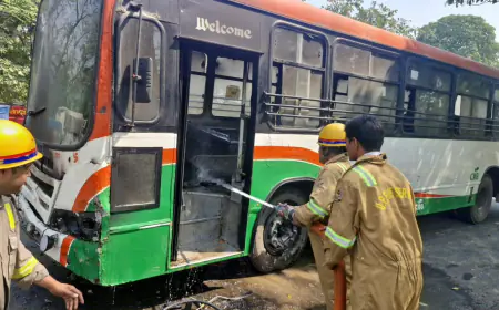 Greater Noida News : यूपी रोडवेज की बस में लगी आग