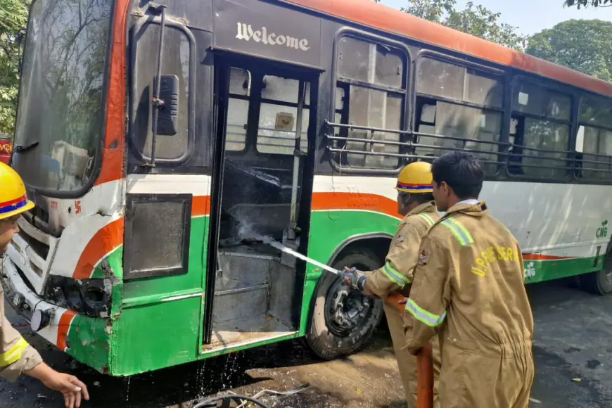 Greater Noida News : यूपी रोडवेज की बस में लगी आग